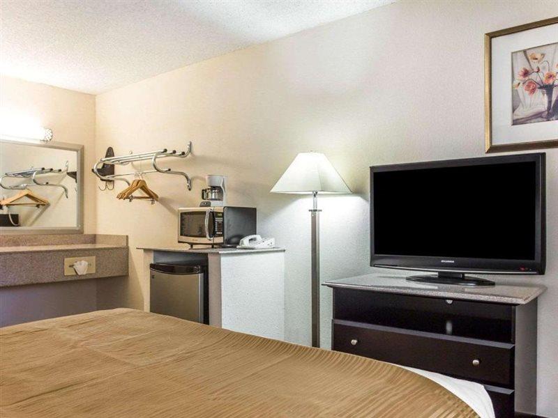 Quality Inn & Suites Coliseum Гринсборо Экстерьер фото