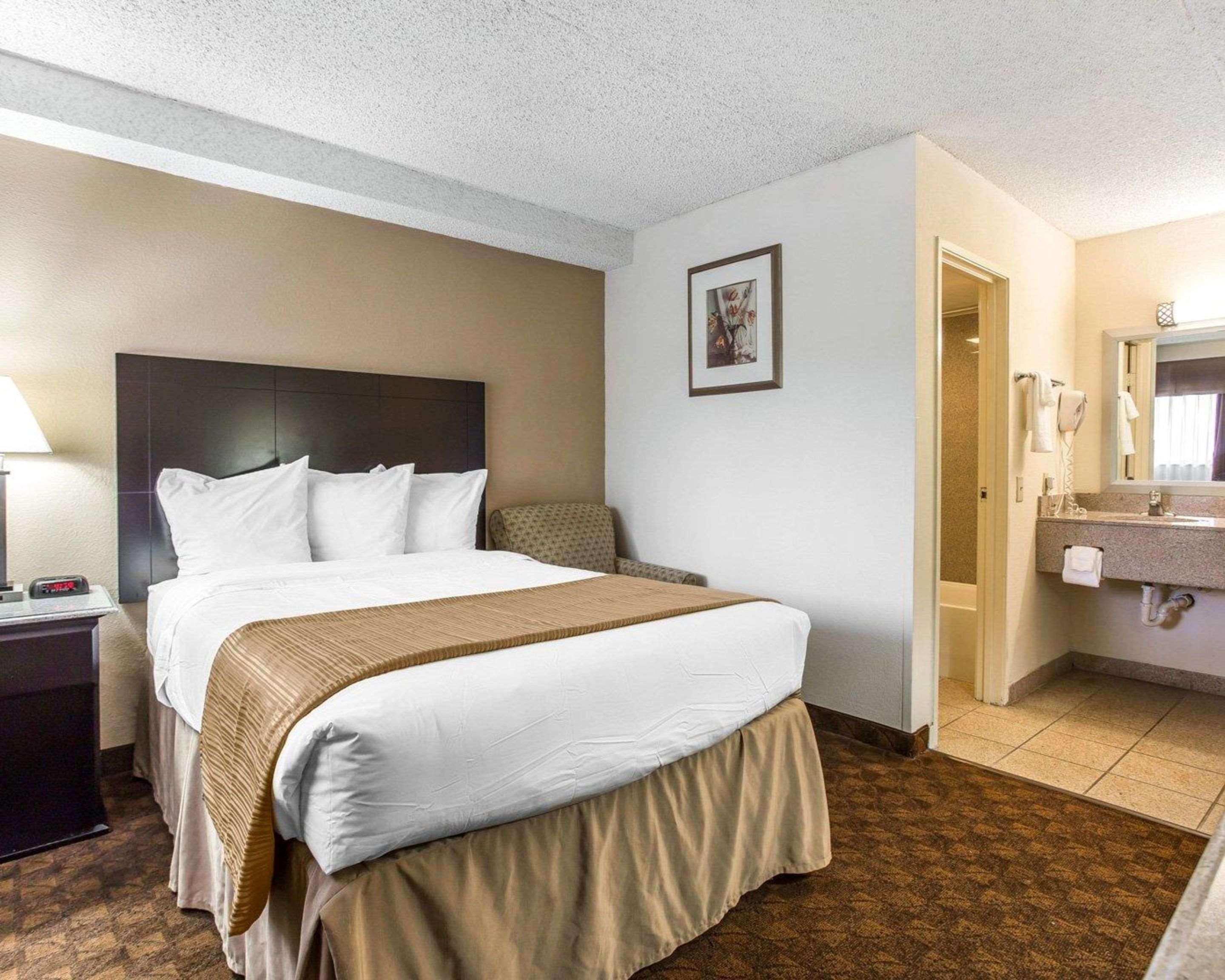 Quality Inn & Suites Coliseum Гринсборо Экстерьер фото