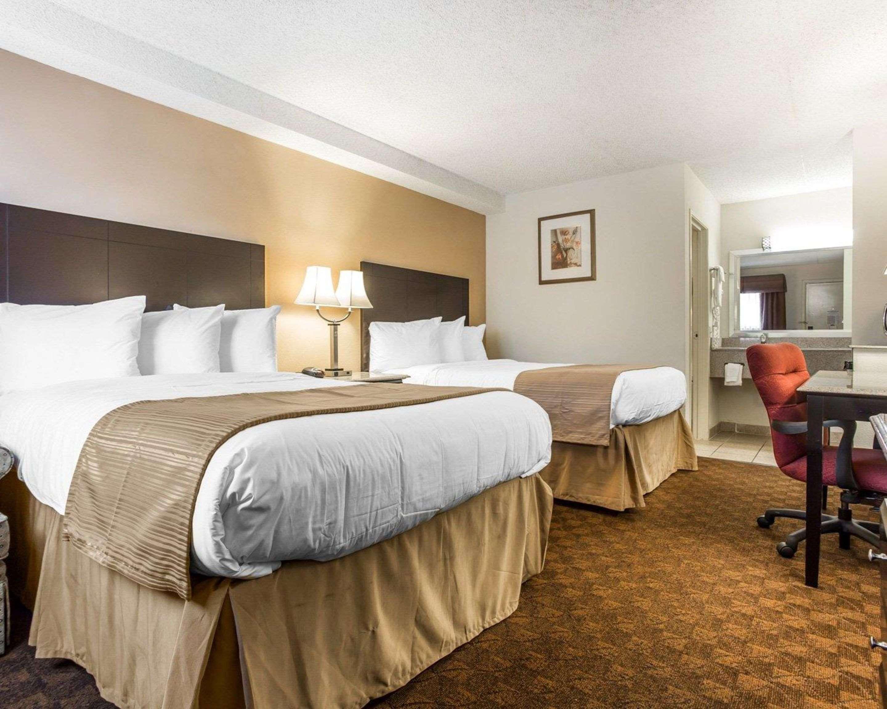 Quality Inn & Suites Coliseum Гринсборо Экстерьер фото