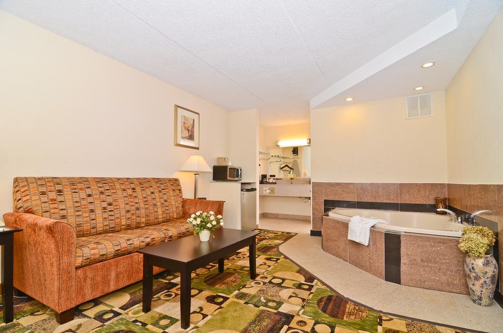 Quality Inn & Suites Coliseum Гринсборо Экстерьер фото