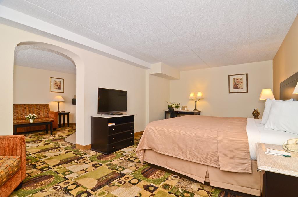 Quality Inn & Suites Coliseum Гринсборо Экстерьер фото