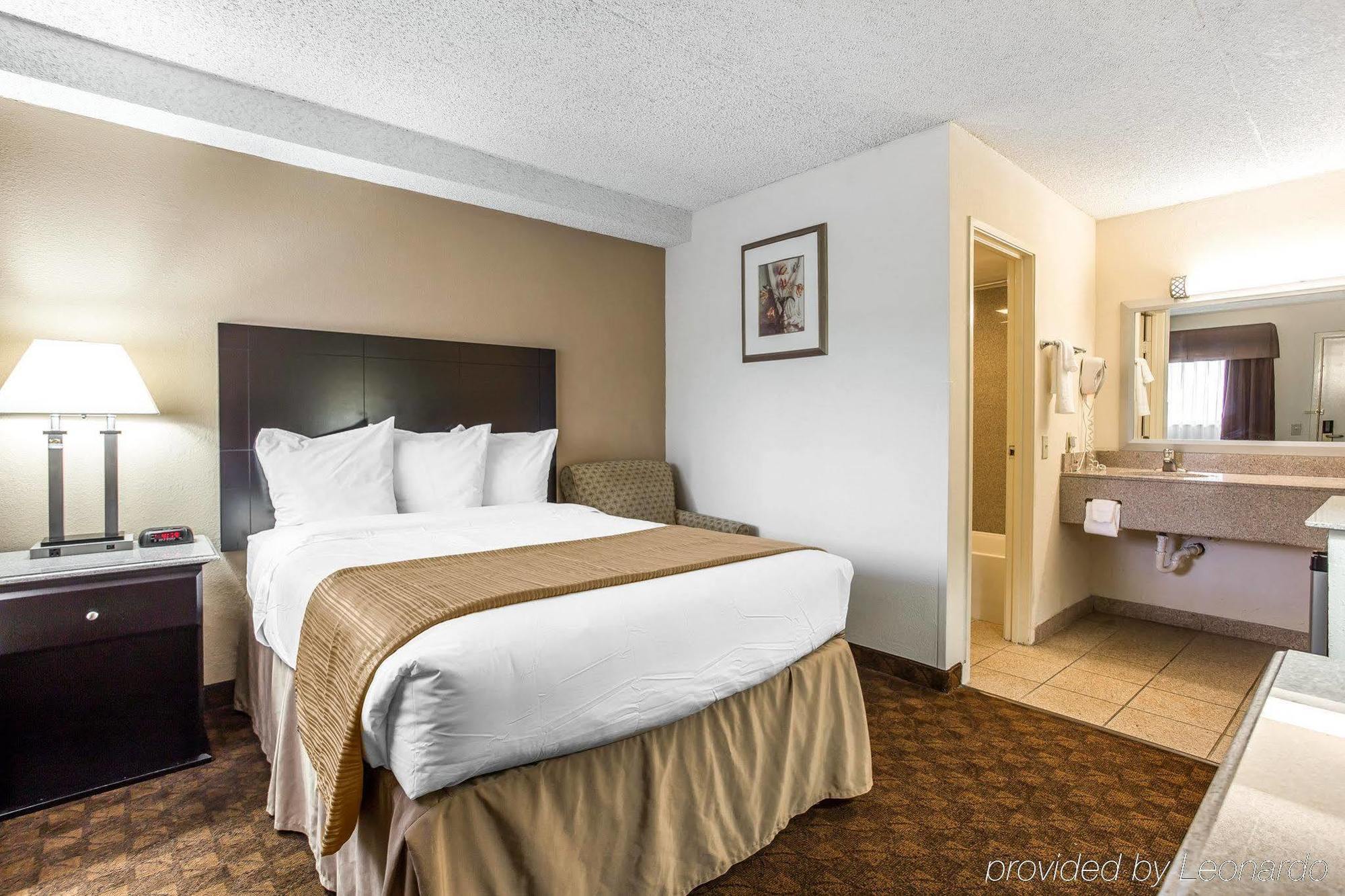 Quality Inn & Suites Coliseum Гринсборо Экстерьер фото