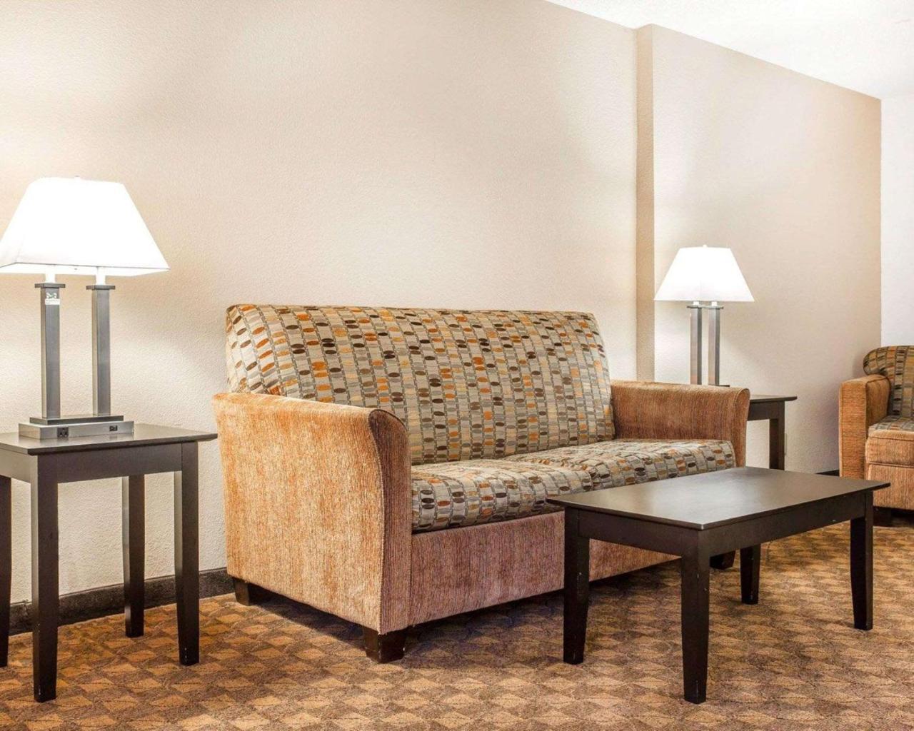 Quality Inn & Suites Coliseum Гринсборо Экстерьер фото