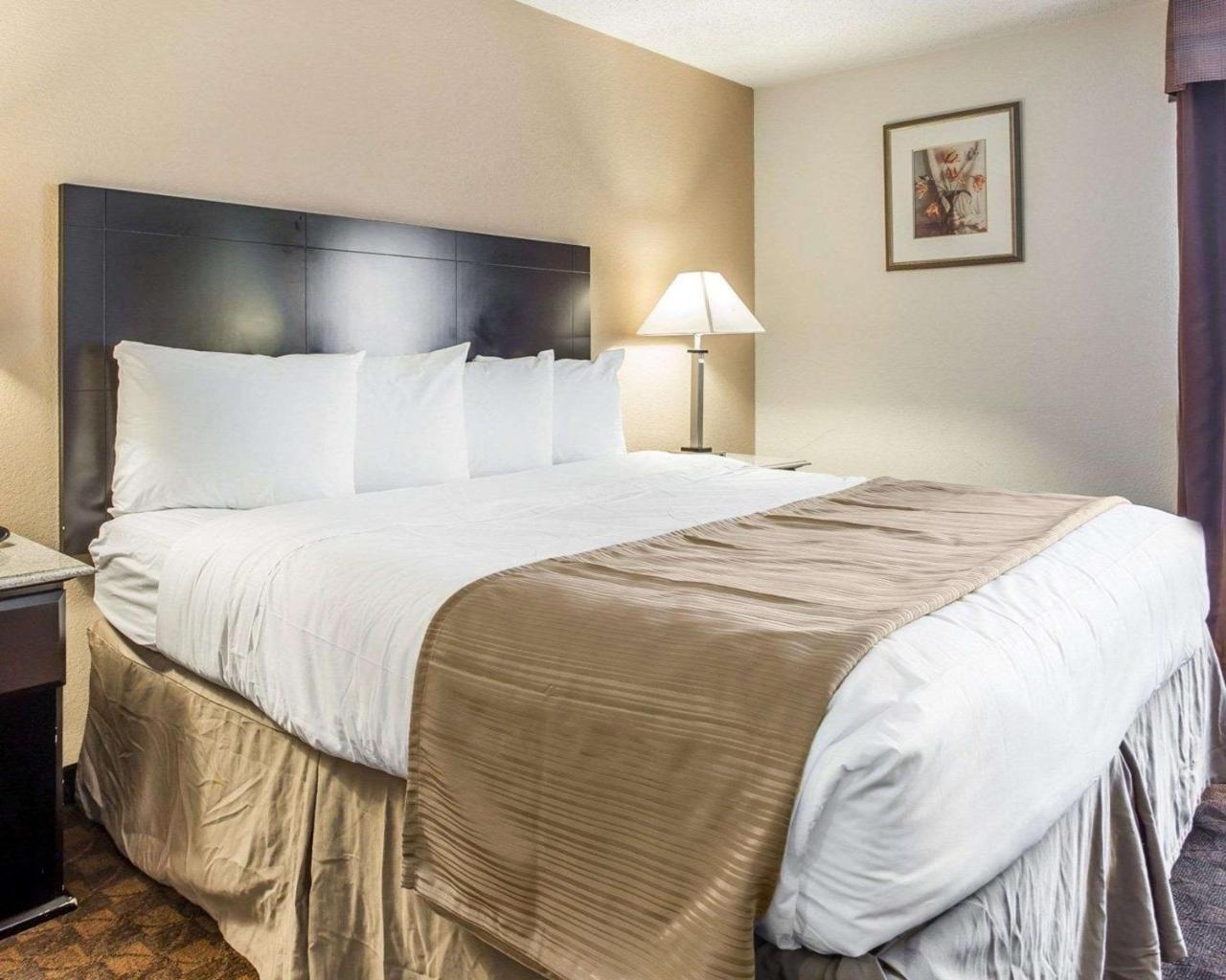 Quality Inn & Suites Coliseum Гринсборо Экстерьер фото