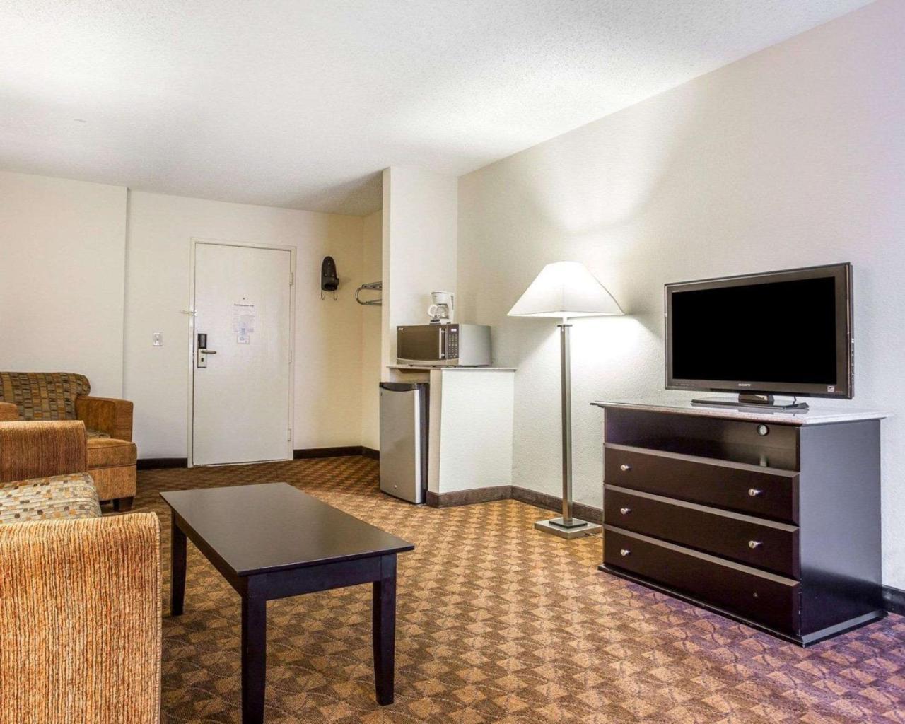 Quality Inn & Suites Coliseum Гринсборо Экстерьер фото